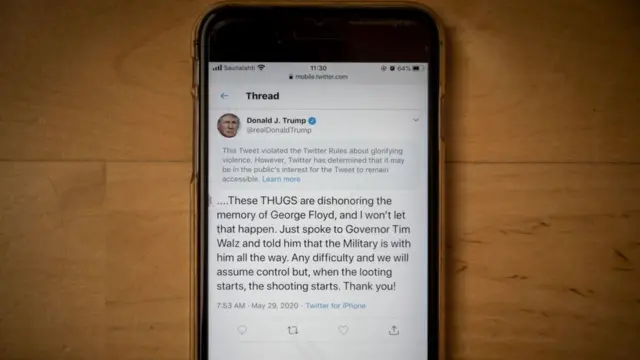 Twitter Trump'ın bir tweetine, "Bu Tweet, şiddeti yüceltme hakkındaki Twitter Kuralları'nı ihlal etti. Ancak Twitter, Tweetin erişime açık kalmasının kamu yararına olabileceğini belirledi" uyarısını koydu.