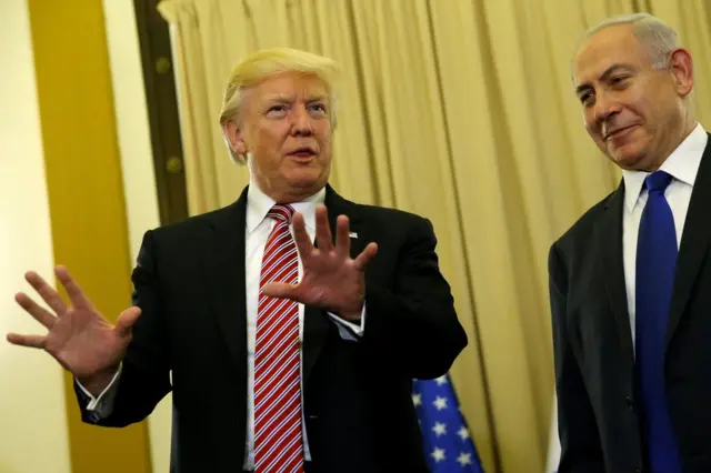 الرئيس الأمريكي دونالد ترامب (يسار) أثناء لقاء مع رئيس الوزراء الإسرائيلي بنيامين نيتنياهو