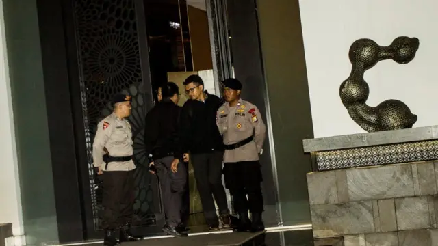Polisi dan penyidik KPK mendatangi rumah Ketua DPR Setya Novanto.