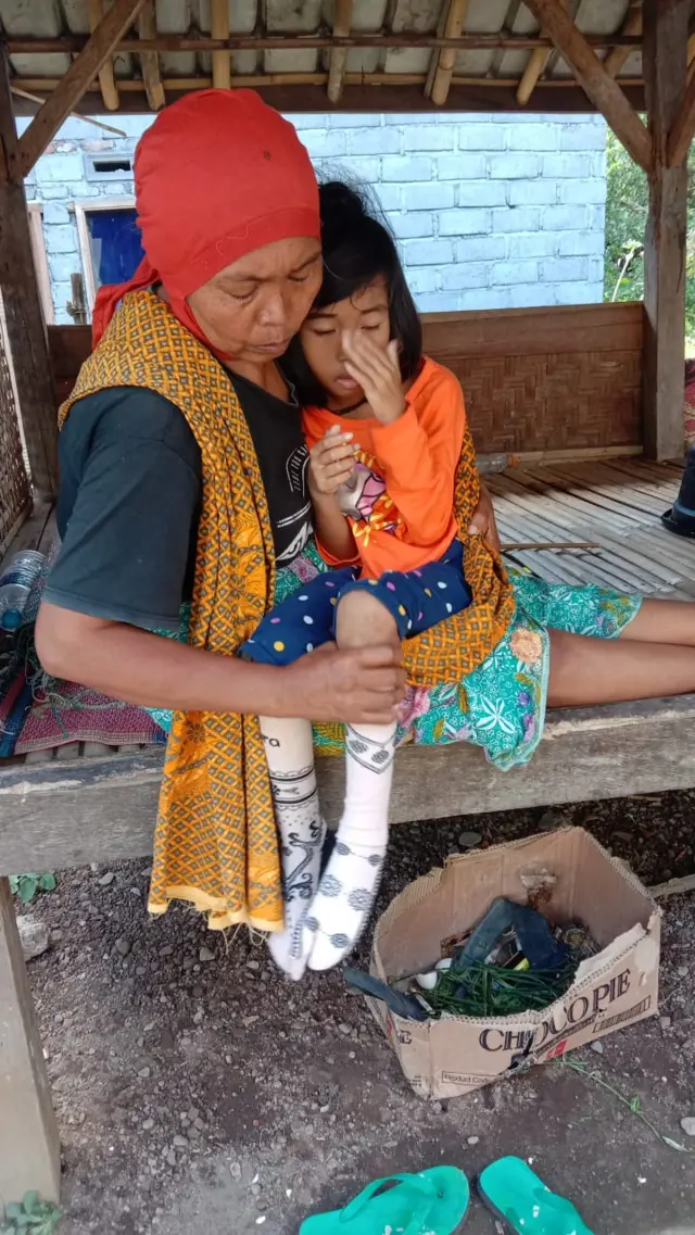 Seorang anak berusia 8 tahun dari ibu yang ditahan mengalami kelumpuhan.