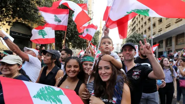 عائلة لبنانية تشارك في المظاهرات