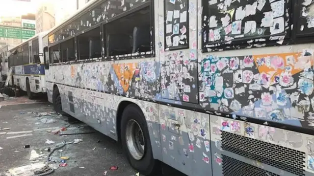 抗議現場遭到砸毀的警備車