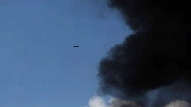 இரான் நாட்டின் ட்ரோன்கள் அவற்றை எதிர்கொள்ளும் தடுப்பு ஏவுகணைகளை விட மிகக் குறைந்த விலையிலானவை; மேலும் அவற்றை எளிதாகத் தயாரிப்பதோடு மீண்டும் போர்க்களத்தில் பயன்படுத்துவதும் மிக எளிது.