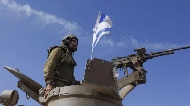 جندي إسرائيلي فوق دبابته