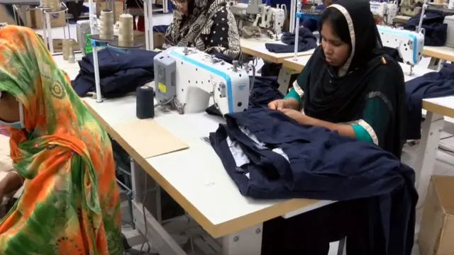 অর্থনীতিবিদরা বলছেন মজুরি বাড়লেও আন্তর্জাতিক বাজারে বাংলাদেশের প্রতিযোগিতা সক্ষমতা টিকে থাকবে