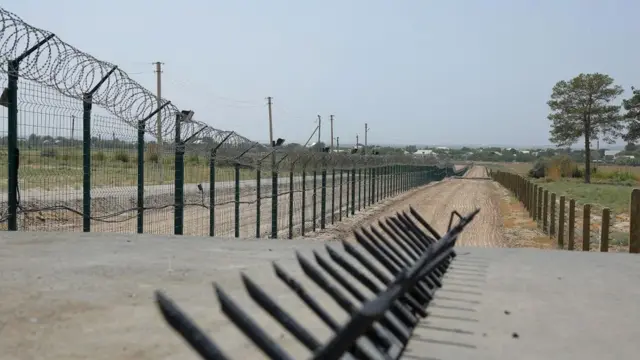 له افغانستان سره د ازبکستان پولې ته څېرمه سیمه کې اغزن تار او کټارې (ارشیف تصویر)