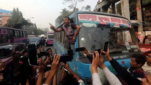 সায়েন্স ল্যাব মোড়ে আন্দোলনকারীদের সাথে বাকবিতণ্ডায় জড়িয়ে পড়েন একজন বাসচালক 