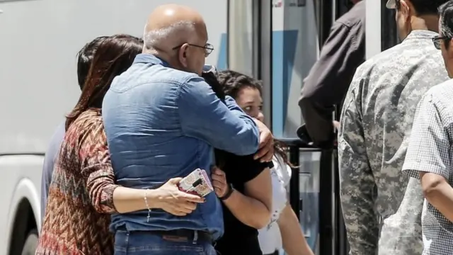 Dos personas se abrazan