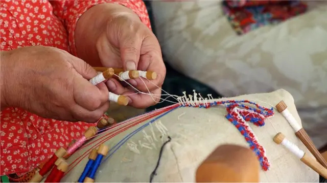 Wanita Kihnu adalah pemelihara tradisi budaya termasuk menenun.