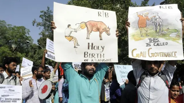 இறைச்சிகளை உண்பதற்கு உள்ள தடையை எதிர்த்து போராட்டம்