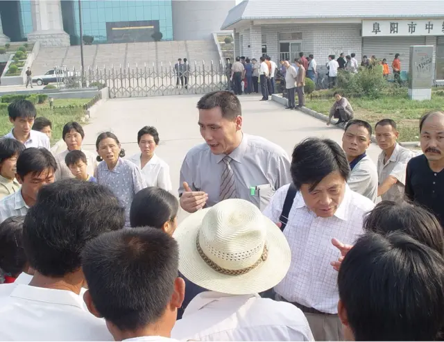 《中国农民调查报告》作者陈桂棣和吴春桃的辩护律师浦志强说："作家和知识分子应当成为群众的代言人。反映社会现实是作家的职责，所以两位作家所所的并不违法。"