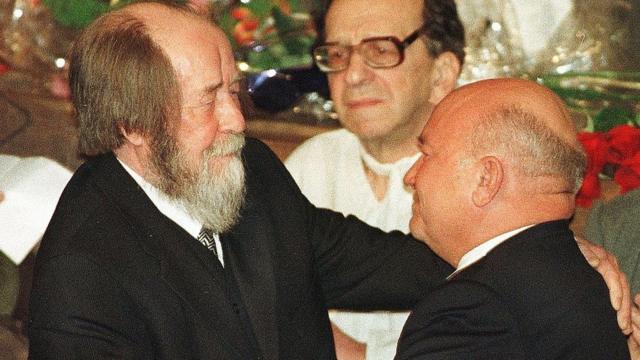 Солженицын обнимает Лужкова