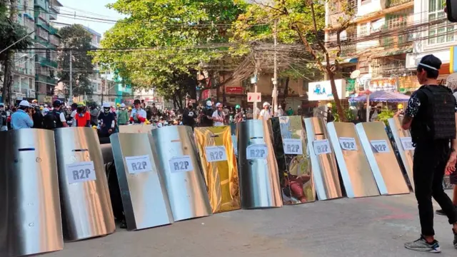 प्रदर्शनकारीले शनिवार याङ्गुनमा प्रदर्शन अघि अवरोध खडा कवच गरेका थिए