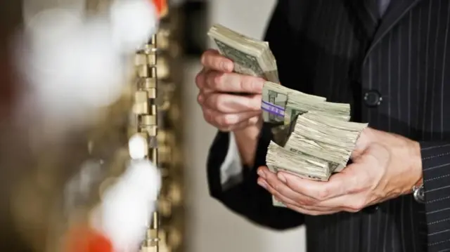 पैसाका बिटो समाएको व्यक्तिको साङ्केतिक तस्बिर