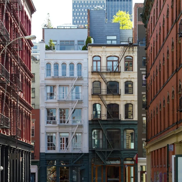 소호 거리에 있는 작은 빌딩들