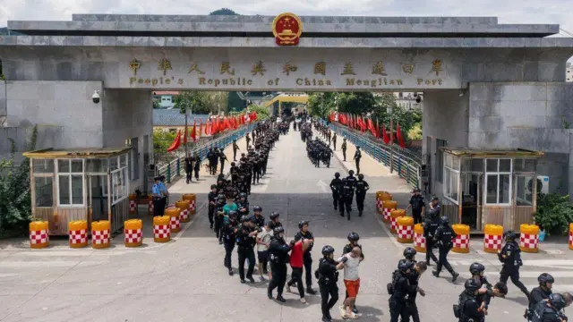 স্ক্যাম সেন্টারের সাথে জড়িত সন্দেহভাজনদের চীনের সীমান্ত পার করে পুলিশের হাতে দেয়া হয়।