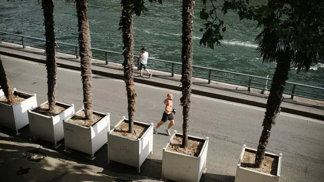 One man dey run along di Seine river