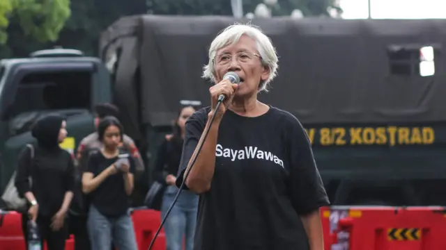 Sumarsih menyampaikan refleksinya saat mengikuti Aksi Kamisan ke-833 di seberang Istana Merdeka, Jakarta, Kamis (26/9/2024).