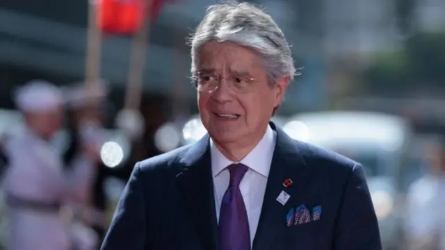 Guillermo Lasso em foto com "sorriso amarelo"