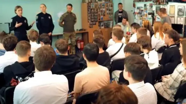 Maafisa wa SBU huenda shuleni huko Kyiv kuwaonya vijana kuhusu hujuma. 
