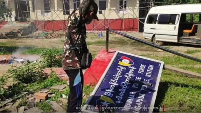 နဂါးပေါက်ကျေးရွာမှာရှိတဲ့ ရဲစခန်းတစ်ခုကို ဒေသခံကာကွယ်ရေးတပ်တွေ ဝင်ရောက်စီးနင်းစဥ်