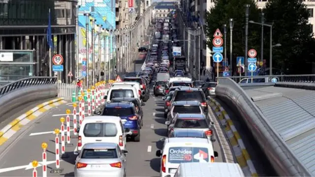 طريق مزدحم بالسيارات