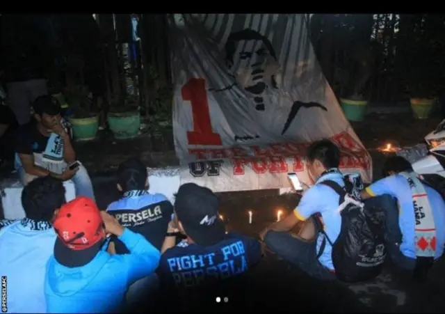 Mashabiki wakiomboleza kifo chake