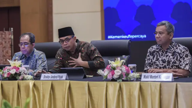Dirjen Pajak Suryo Utomo (tengah) menggelar konferensi pers penanganan internal Kementerian Keuangan atas kasus Rafael Alun Trisambodo di Kantor Pusat Ditjen Pajak, Jakarta, Jumat (24/02)