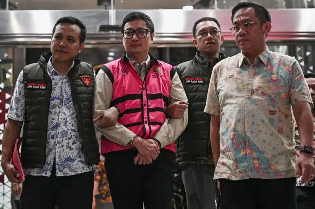 Tersangka kasus dugaan tindak pidana korupsi tata kelola program Makan Bergizi Gratis (MBG), Andri Mulyono (kedua kiri)
