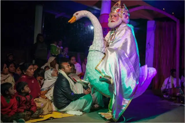 મંચ પર બ્રહ્માસ્ત્રના સર્જક અને સર્જનના દેવ બ્રહ્માનું પાત્ર ભજવી રહેલ કલાકાર