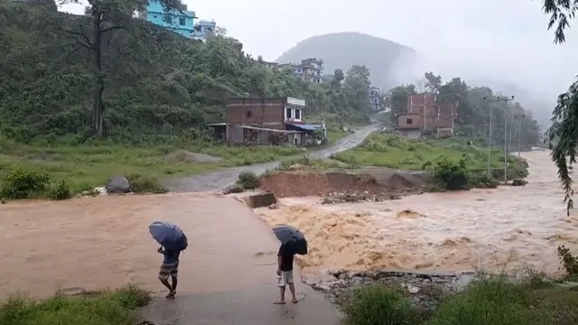 तनहुँको व्यास नगरपालिका-१ र २ जोड्ने बुल्दीखोलामाथि निर्माण गरिएको कजवेमा पानीको बहाव बढेपछि सर्वसाधारणलाई आवतजावतमा समस्या