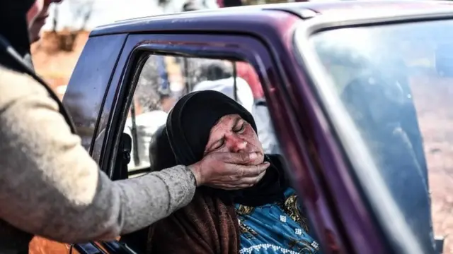 مردمی که از شهر عفرین گریخته و وارد منطقه عناب شده‌اند