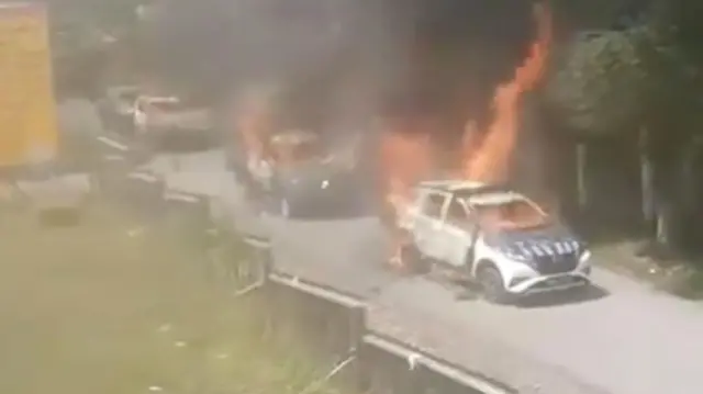 Mobil kepolisian dibakar dalam kerusuhan di Puncak Jaya. 