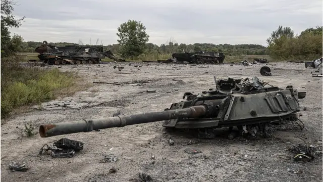 यूक्रेन की सेना ने बालाक्लिया क़स्बे पर नियंत्रण का दावा किया है. यहां बर्बाद सैन्य उपकरण नज़र आ रहे हैं