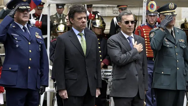 Santos participansf cbet interfacial engineeringum desfile militar na Colômbia