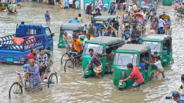 Véhicules bloqués dans les eaux de crue, de nombreuses routes de Sylhet, au Bangladesh, ayant été submergées par les inondations.
