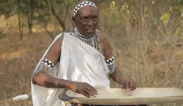 Joseph Torobeka ari mu Barundi bazwi cane mu murya w'inanga mu Burundi