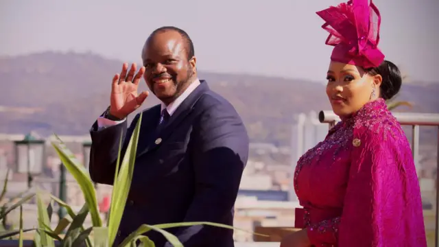 Muri uwo muhango wo kurahira, Umwami Mswati yaserukanye n'umwe mu bagore be