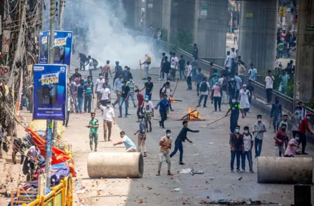 طلاب بنغلاديش يحتجون للمطالبة بإلغاء نظام الحصص في الوظائف الحكومية، ويظهر في الصورة دخان كثيف