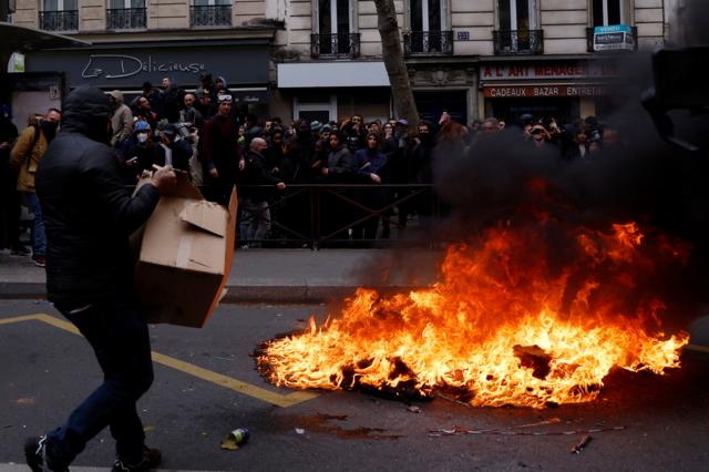 Manifestantes coloca fogo em objetos durante ato em Paris em 28 de março