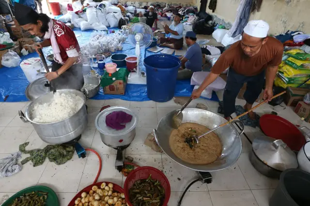 Relawan Dumai, Riau menyiapkan 200 hingga 300 paket makan siang setiap hari untuk membantu pengungsi korban bencana banjir bandang akibat luapan sungai Tamiang di daerah pedalaman dan terisolir kabupaten Aceh Tamiang.