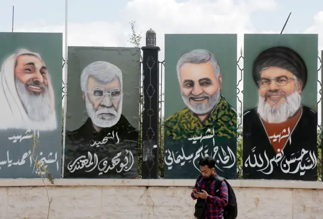 تصویری از حسن نصرالله در کنار قاسم سلیمانی، ابومهدی مهندس و احمد یاسین در یکی از خیابانهای صنعا، پایتخت یمن