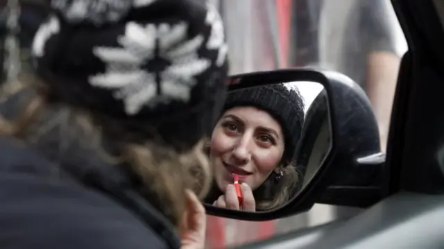 امرأة إيرانية تمارس مهنة ميكانيكي سيارات في طهران، تضع أحمر شفاه - 06 مارس/آذار 2024