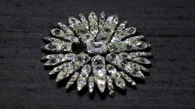 በአበባ ቅርጽ የተሰራ ከእንቁ የተሰራ ጌጥ