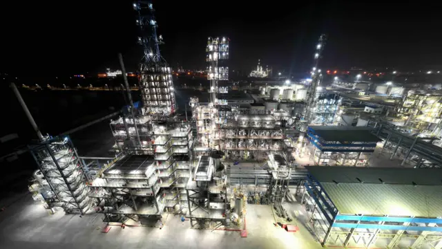 Une photo aérienne montre une raffinerie de pétrole illuminée de nuit à Binzhou, dans la province du Shandong, en Chine orientale, le 16 février 2023.