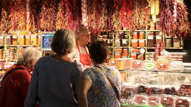 기념품용 먹거리를 구경하고 있는 여행객들