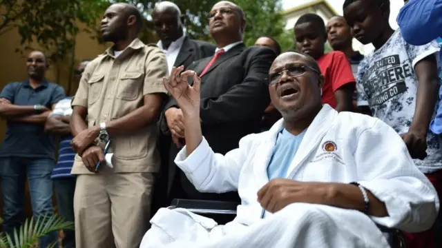 Le principal chef de l'opposition tanzanienne, Tundu Lissu, fait des gestes depuis son fauteuil roulant