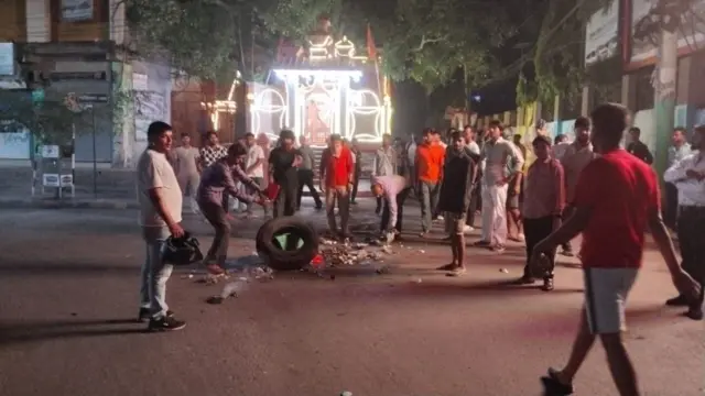 शनिवारको झडपका क्रममा दङ्गा मच्चाउने सन्दिग्धहरूलाई पक्राउ गरेपछि आक्रोशितहरूको प्रदर्शन