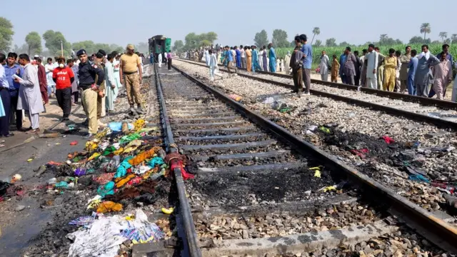 PAKISTAN TRAIN ACCIDENT FIRE, pakistan train accident