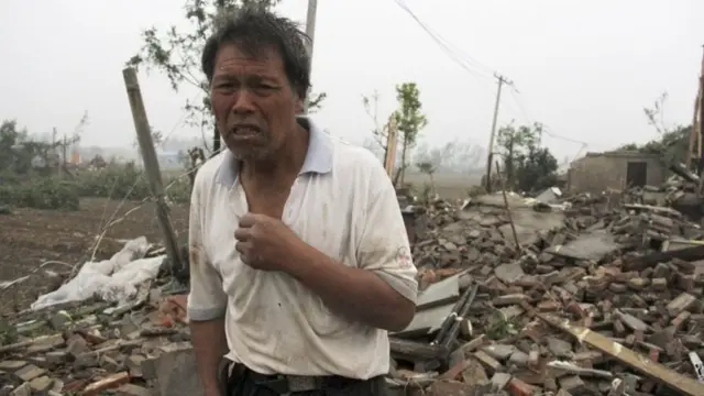Un poblador cerca de las casas destruidas en la provincia de Jiangsu.